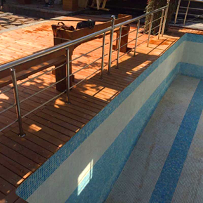 Implementation of wood around the pool